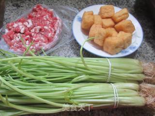油豆腐肉末芹菜馅饺子的做法步骤：2