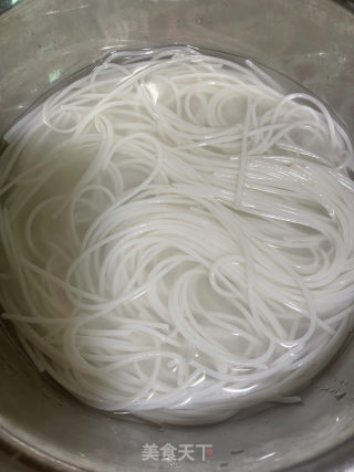 酸豆角肉末粉的做法步骤：1