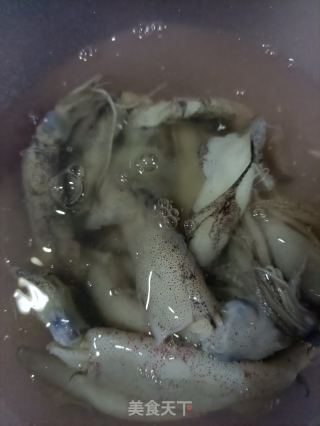 黄金白菜炒笔管鱼的做法步骤：1