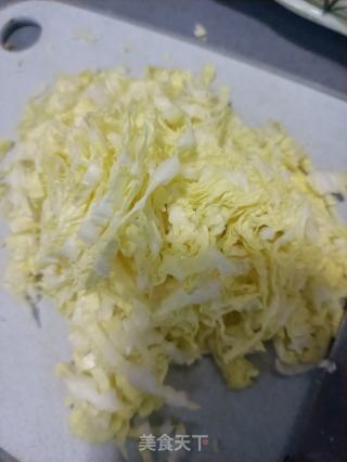 黄金白菜炒笔管鱼的做法步骤：2