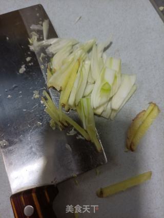 黄金白菜炒笔管鱼的做法步骤：3
