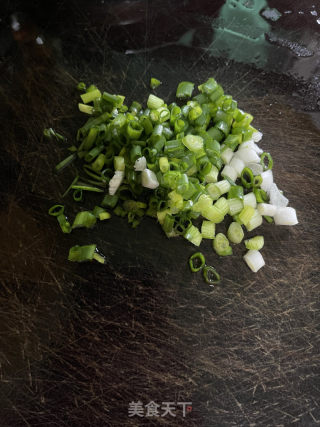 鲜虾鸡蛋肉饼汤面的做法步骤：1
