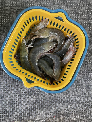 鲜虾鸡蛋肉饼汤面的做法步骤：2
