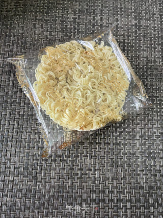 鲜虾鸡蛋肉饼汤面的做法步骤：3