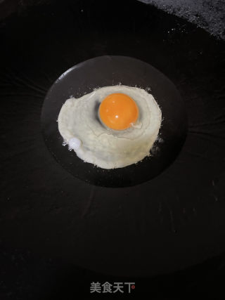 鲜虾鸡蛋肉饼汤面的做法步骤：5