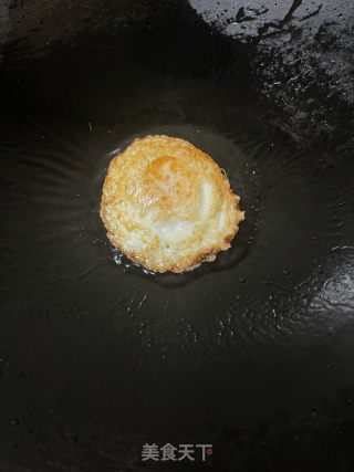鲜虾鸡蛋肉饼汤面的做法步骤：6