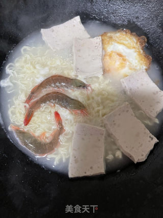 鲜虾鸡蛋肉饼汤面的做法步骤：11
