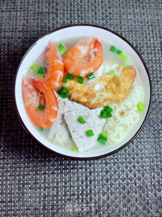 鲜虾鸡蛋肉饼汤面的做法步骤：12