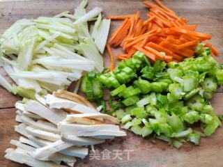 肉丝鸭蛋苤蓝炒年糕的做法步骤：2