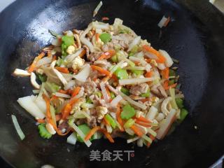 肉丝鸭蛋苤蓝炒年糕的做法步骤：10