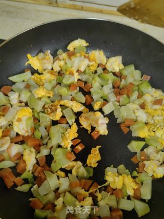 虾仁彩蔬炒饭的做法步骤：11
