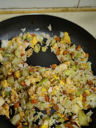 虾仁彩蔬炒饭的做法步骤：14