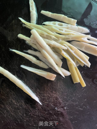 小竹笋炒五花肉的做法步骤：1