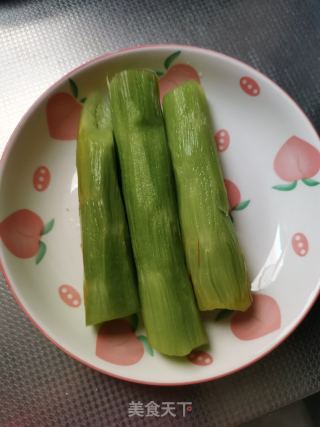 香菇青笋炒鸡丁的做法步骤：1