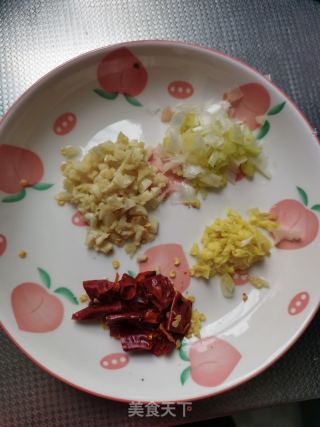 香菇青笋炒鸡丁的做法步骤：4
