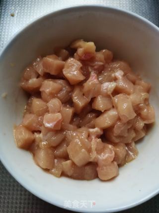香菇青笋炒鸡丁的做法步骤：5