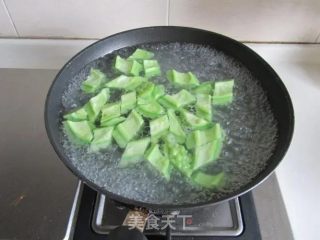 鲍鱼苦瓜排骨汤的做法步骤：4