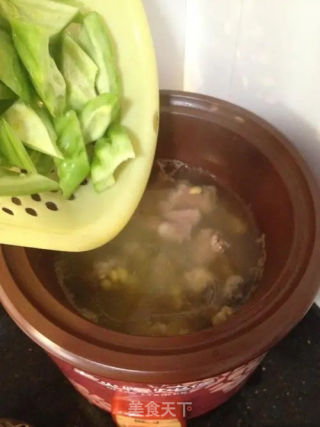 鲍鱼苦瓜排骨汤的做法步骤：6