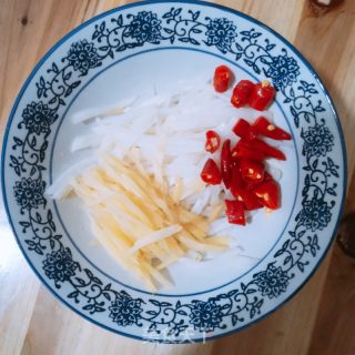 酸萝卜肉丝面的做法步骤：1