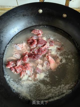 土豆烧牛肉的做法步骤：1