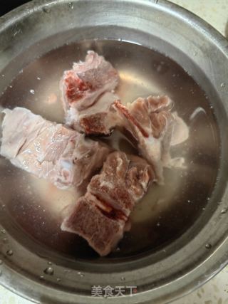绿豆筒子骨汤的做法步骤：1
