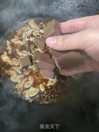 肥肠血旺的做法步骤：7