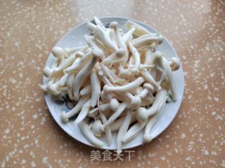 肉片海鲜菇番茄豆皮汤的做法步骤：2