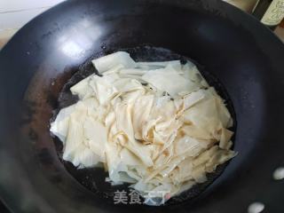 肉片海鲜菇番茄豆皮汤的做法步骤：3