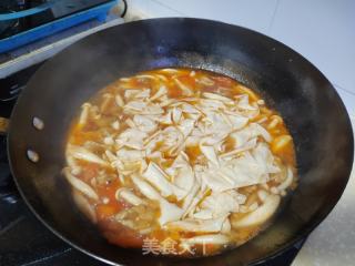 肉片海鲜菇番茄豆皮汤的做法步骤：9