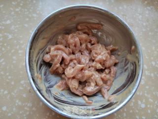 蒜苗苤蓝炒肉丝的做法步骤：1