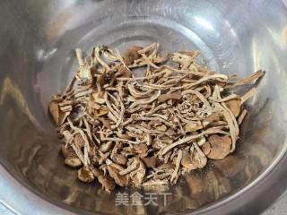 茶树菇排骨汤的做法步骤：2