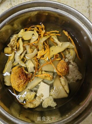 海参菌菇汤的做法步骤：1