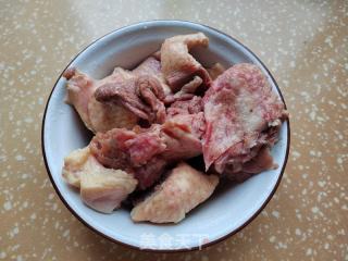 芋头焖鸭的做法步骤：1