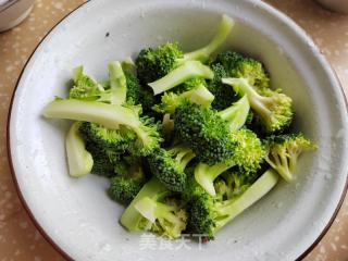 胡萝卜豆干炒西蓝花的做法步骤：2