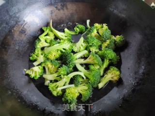 胡萝卜豆干炒西蓝花的做法步骤：3