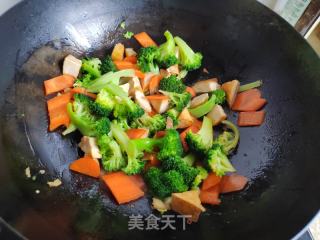 胡萝卜豆干炒西蓝花的做法步骤：5