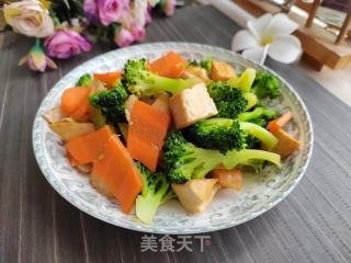 胡萝卜豆干炒西蓝花的做法步骤：6