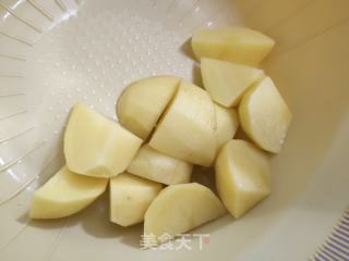 土豆红烧肉的做法步骤：2