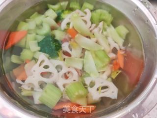香芹胡萝卜拌藕片的做法步骤：2