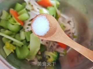 香芹胡萝卜拌藕片的做法步骤：3