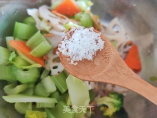 香芹胡萝卜拌藕片的做法步骤：4