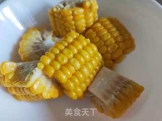 胡萝卜山药玉米排骨汤的做法步骤：2