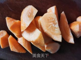 胡萝卜山药玉米排骨汤的做法步骤：3