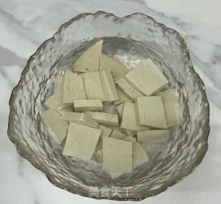 豆腐西红柿炒菠菜的做法步骤：1