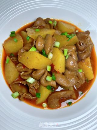土豆烧肥肠的做法