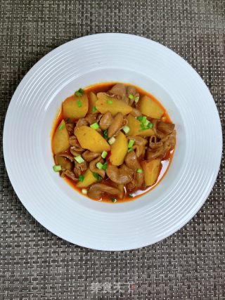 土豆烧肥肠的做法步骤：11