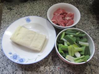 大蒜肉片炒豆腐的做法步骤：1