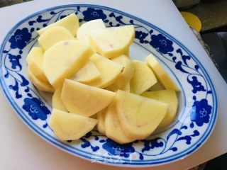 红烧肉土豆炖粉条的做法步骤：1