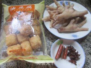 油豆腐烧鸡爪的做法步骤：1