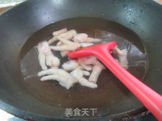 油豆腐烧鸡爪的做法步骤：3